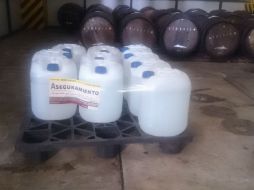 Las autoridades realizaron un primer operativo en el municipio de Zapopan, , donde se logró el aseguramiento de tequila. ESPECIAL / Cofepris