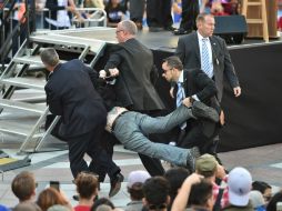 Uno de los arrestados fue sacado en vilo y esposado. AFP / J. Edelson