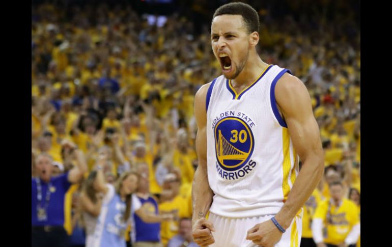 El base Stephen Curry volvió a ser la estrella de los Warriors de Golden State al anotar 36 puntos y guiarlos al triunfo de 96-88. AFP / E. Shaw