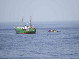 La Marina italiana remolca una mebarcación con migrantes. Tan solo la semana pasada se rescataron 13 mil personas. AP / Marina de Italia