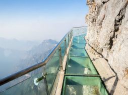 Los puentes transparentes, que ofrecen a los visitantes unas vistas de vértigo, se han puesto muy de moda en China. YOUTUBE /