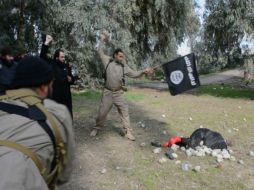 Los yihadistas imponen castigos estrictos a quienes contravienen sus normas, como decapitaciones, lapidaciones o crucifixiones. ESPECIAL /