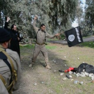 Niños sirios lapidan a pareja acusada de adulterio