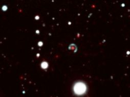 Un ''anillo de Einstein'' es una imagen de una galaxia lejana distorsionada por la deformación de los rayos de luz. EFE /