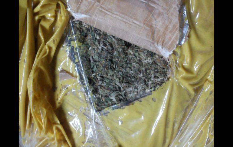 La droga asegurada junto con la camioneta fue entregada a un agente del Ministerio Público para realizar las investigaciones. EL INFORMADOR / ARCHIVO