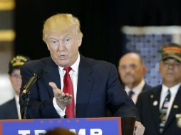 Trump entregó un millón de dólares de sus propios recursos para asistir a los veteranos de guerra. EFE / J. Szenes