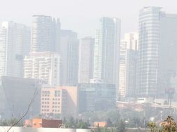 Este miércoles no circularán los autos de cualquier holograma con engomado rojo. SUN / ARCHIVO