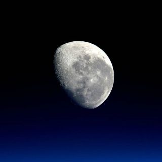 Asteroides pudieron llevar agua al interior de la Luna, según estudio