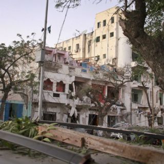 Atacan hotel en Somalia con coche bomba y hombres armados