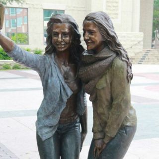 Estatua de chicas tomándose 'selfie' es calificada de inútil en Texas