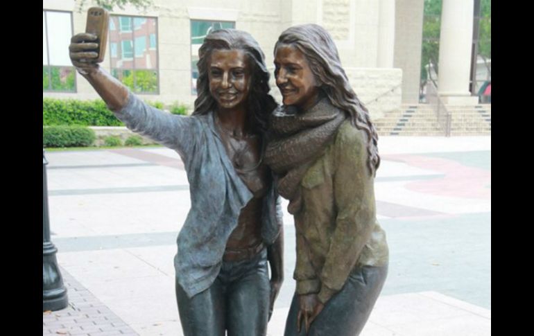 La estatua de bronce representa a dos adolescentes que se toman una 'selfie'. NTX / Cortesía