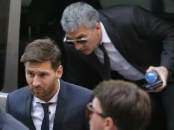 Messi, ataviado con un traje negro, subió por la escalinata principal del edificio judicial fuertemente resguardado. AP / M. Fernandez