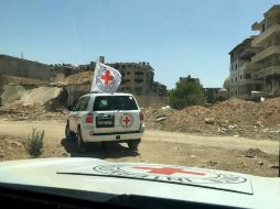 Voluntarios de la Cruz Roja recorren las zonas en conflicto para ayudar a los pobladores, quienes están atrapados. AP /