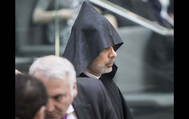 Serovpe Isakhanyan, párroco de la iglesia armenia en Alemania, asiste a una sesión en el Parlamento alemán en Berlín. EFE / M. Kappeler