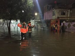 En cuatro horas de lluvia caen 96 milímetros de agua en la zona de Iztapalapa, según Protección Civil de Ciudad de México. TWITTER / @SPCCDMX