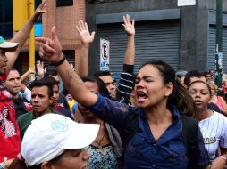 Intervienen decenas de policías y guardias nacionales que utilizaron gases lacrimógenos para dispersar a los protestantes. AFP / R. Schemidt