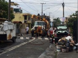 Los habitantes de esa delegación tratan de retirar la basura que se generó, así como el agua que entró a los inmuebles. SUN / F. Ramirez