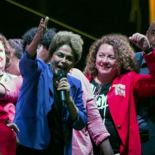 Rousseff busca apoyo en acto callejero de mujeres contra Temer