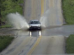 Casi todo Texas ha sido abatido por constantes lluvias, por ello sus ríos y arroyos han crecido con fuertes corrientes. AP / E. Gay