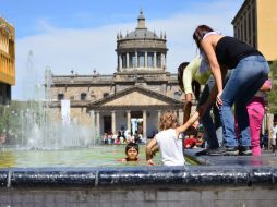 Expertos recomiendan mantenerse hidratados para evitar cuadros diarréicos y golpe de calor. EL INFORMADOR / ARCHIVO