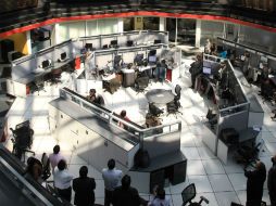 La plaza bursátil mexicana negocia 28.05 millones de títulos, por un importe de 523.8 millones de pesos. EFE / ARCHIVO