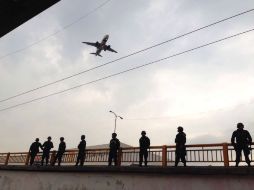 Un cerco de las policías Federal y capitalina es desplegado para evitar que los maestros bloqueen la terminal aérea. TWITTER / @SSP_CDMX