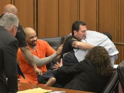 ''Afectaste a nuestra familia, te has llevado a mi hija'', gritaba el hombre, mientras el asesino seguía sonriente. AP / D. Richard