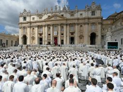 El Papa Francisco pide a los sacerdotes no defender su propia comodidad, en reunión en la Plaza de San Pedro. AP /