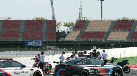 Salom quedó tendido en suelo, donde las asistencias le efectuaban una reanimación cardiopulmonar. EFE / T. Albir