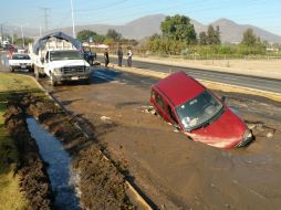 De acuerdo a las autoridades, vecinos del fraccionamiento aledaño habían reportado días antes al SIAPA que había una fuga de agua. ESPECIAL /