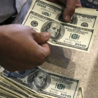 Cierra dólar en 18.93 pesos a la venta en bancos capitalinos