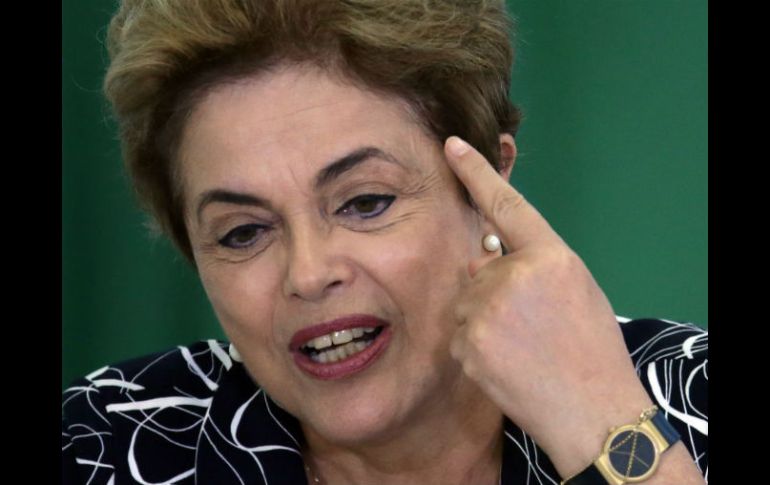 La Constitución le impide, por motivos de seguridad, tomar vuelos comerciales. AP / ARCHIVO