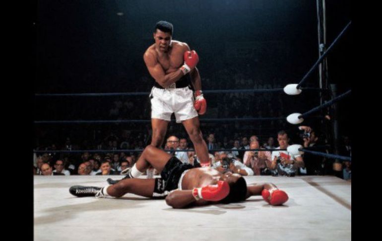 Muhammad Ali, entonces llamado Cassius Clay, en su victoria sobre Sonny Liston en 1965. AP /