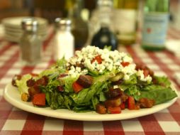 No tienes que comer los ingredientes saludables por separado, puedes mezclarlos en una ensalada. EL INFORMADOR / ARCHIVO