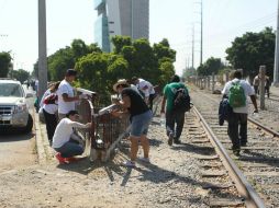 Ciudadanos vestidos de blanco acudieron a rehabilitar la zona. EL INFORMADOR / A. Hinojosa