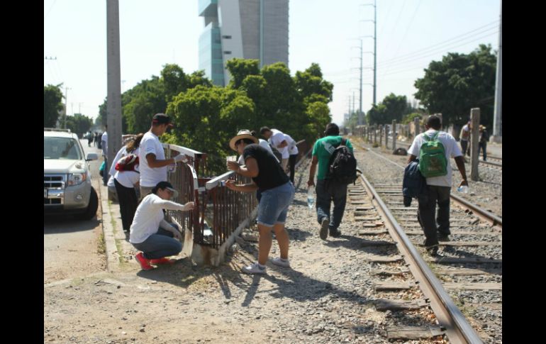 Ciudadanos vestidos de blanco acudieron a rehabilitar la zona. EL INFORMADOR / A. Hinojosa
