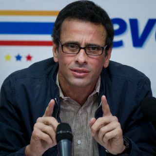 Capriles critica a Maduro por estar 'paseando' en La Habana