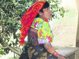 Belleza. Una mujer Kuna elegantemente ataviada se prepara para viajar. EL INFORMADOR / P. Fernández Somellera
