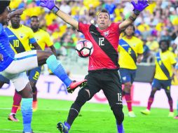 Willian (izq.) remata ante la salida oportuna del arquero ecuatoriano Esteban Dreer (#12) ayer en Pasadena. AFP /