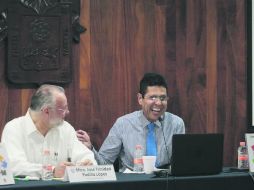 José Trinidad Padilla López acompaña a Javier Hurtado en la presentación del libro, en la facultad de Filosofía de la UdeG. EL INFORMADOR / M. Vargas