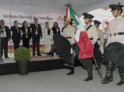 El proceso electoral arrancó en Oaxaca con un homenaje a la bandera en el que participaron autoridades electorales. SUN / Y. Xolalpa