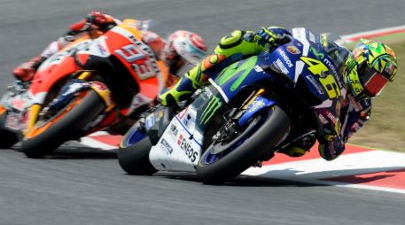 Valentino Rossi (d) es el tercero en la clasificación del Mundial, a 22 puntos de Marc Márquez (i). AFP / J. Lago
