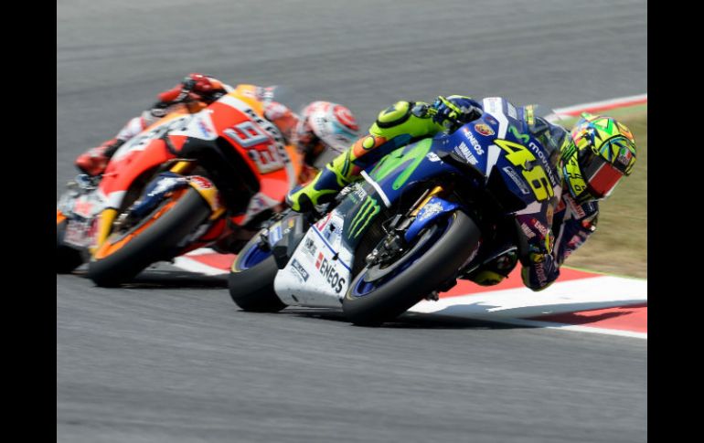 Valentino Rossi (d) es el tercero en la clasificación del Mundial, a 22 puntos de Marc Márquez (i). AFP / J. Lago