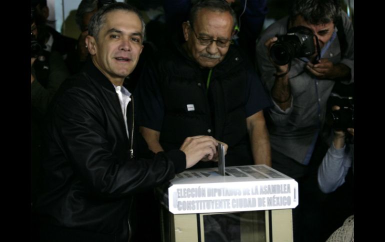 Una hora después de lo programado, el mandatario llegó a la casilla de votación, ubicada en la colonia Acacias. SUN / I. Stephens