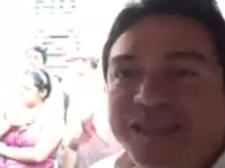 La camioneta del legislador por Yucatán, fue rodeada por los vecinos de la zona. TWITTER / @danielavilamx