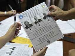 Clinton y su rival, Sanders, han visitado Puerto Rico y prometen ayudar a la isla. AP / C. Giusti