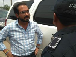 Fernando Yunes se opone a que su vehículo fuera verificado. SUN /