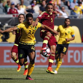 Venezuela gana en su debut