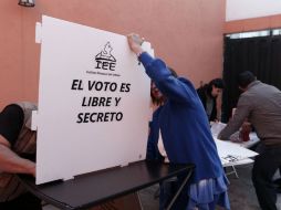 Consideran que hasta el momento la jornada electoral transcurre bien y en calma. EFE / H. Ortuño