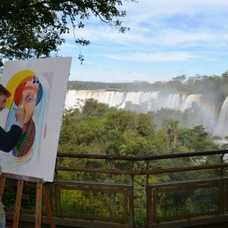 Artistas realizan obras en las Cataratas de Iguazú